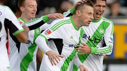 Ivica Olic wird nach seinem Tor zum 2:0 gefeiert.