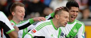 Ivica Olic wird nach seinem Tor zum 2:0 gefeiert.