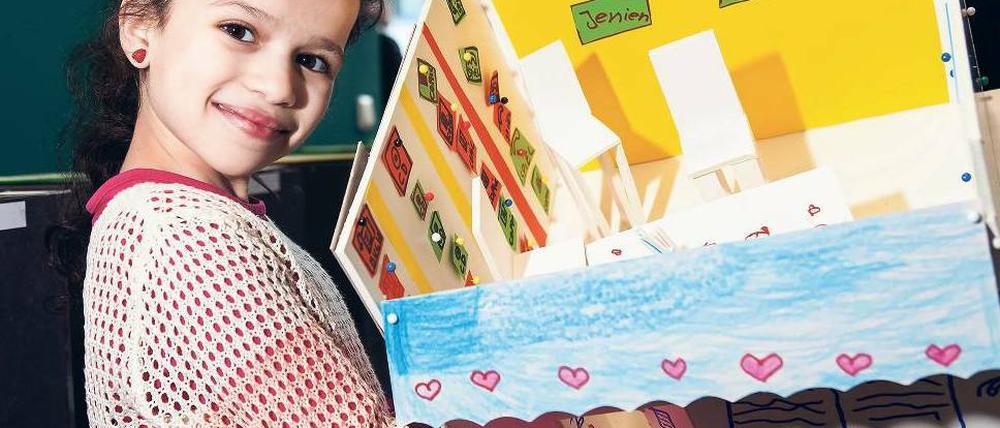 Die Bücherei im Pappkarton. Eine Schülerin aus Neukölln hat ein Modell gebastelt, das zeigt, wie sie sich die neue Zentral- und Landesbibliothek wünscht. Foto: Georg Moritz