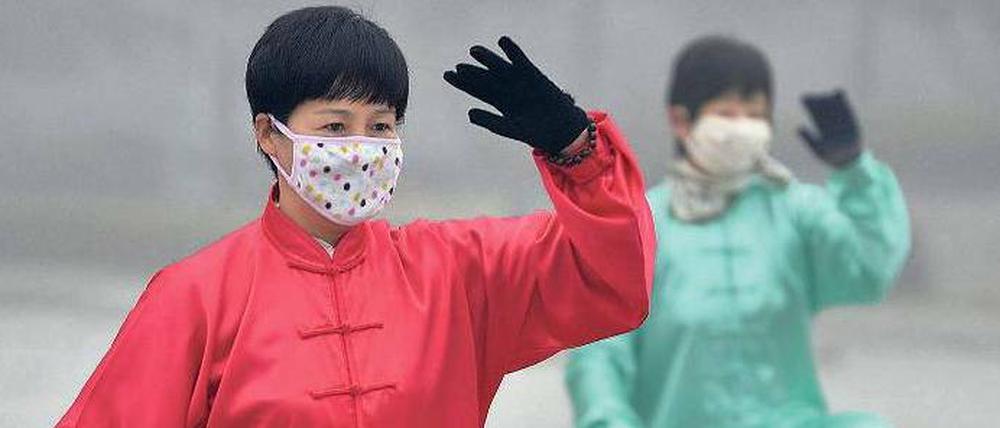 Tai Chi mit Atemschutz. Auch die Provinz Anhui ist vom Alarm betroffen.