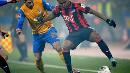Braunschweigs Timo Perthel (l.) und Herthas Ronny kämpfen um den Ball.