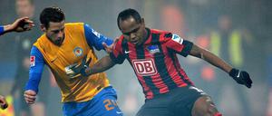 Braunschweigs Timo Perthel (l.) und Herthas Ronny kämpfen um den Ball.
