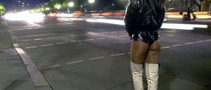 Die Prostituierte Nicki wartet an der Straße des 17. Juni in Berlin auf ihre Kundschaft. 