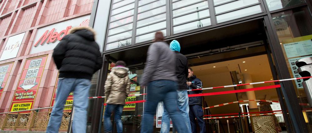 Mit dem Auto ins Shoppingcenter: Vier Männer fuhren am Sonntagfrüh ins Einkaufszentrum "Alexa" und erbeuteten rund 300 Mobiltelefone.