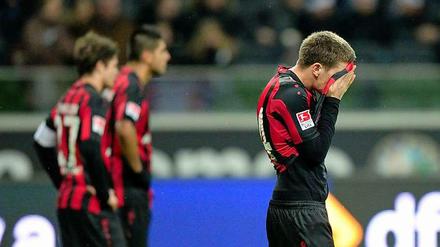 Wieder verloren: Die Eintracht-Spieler können es nicht fassen.