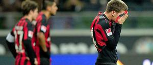 Wieder verloren: Die Eintracht-Spieler können es nicht fassen.