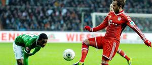 Ausgetanzt: Mario Götze (r.) und Bremens Eljero Elia.