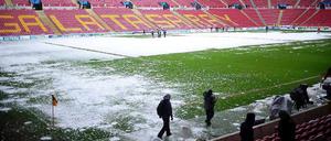 Schnee in Istanbul macht den Kreuzberger Fußballkneipen einen Strich durch die Rechnung.