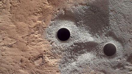 Fossiler Seeboden. Der Rover hat eine versteinerte Schlammschicht angebohrt, um Sediment für eine genaue Untersuchung zu gewinnen. Das Bohrloch ist sechs Zentimeter tief. 