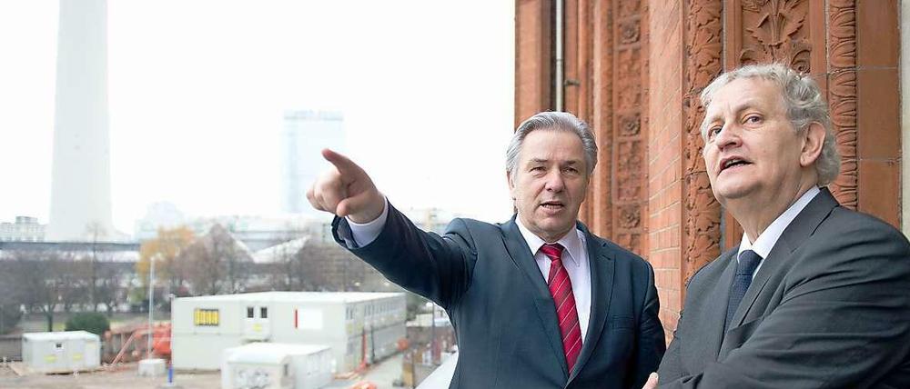 Erste Orientierung. Amsterdams Bürgermeister Eberhard van der Laan (rechts) stattete dem Regierenden Bürgermeister Klaus Wowereit eine Besuch ab und informierte sich über Quartiersmanagment, E-Moblity und kulturelle Projekte.
