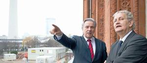 Erste Orientierung. Amsterdams Bürgermeister Eberhard van der Laan (rechts) stattete dem Regierenden Bürgermeister Klaus Wowereit eine Besuch ab und informierte sich über Quartiersmanagment, E-Moblity und kulturelle Projekte.