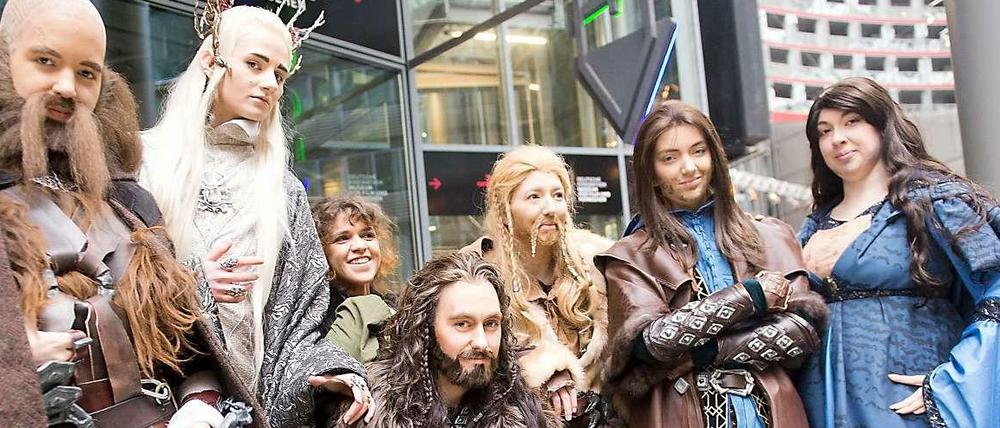 Am Montag versammelten sich schon tagsüber Fans der Hobbit-Verfilmungen pünktlich zur Premiere des zweiten Teils kostümiert am Potsdamer Platz.