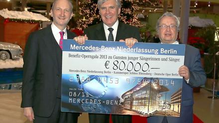 Rekord! 80 000 Euro spendeten Mercedes-Kunden. Niederlassungsleiter Walter Müller (Mitte) freute sich mit Dietmar Schwarz, Intendant der Deutschen Oper Berlin (links), und Siegfried Matthus, Künstlerischer Leiter des Kammerorchesters der Schlossoper Rheinsberg.