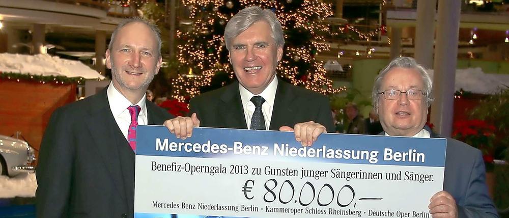 Rekord! 80 000 Euro spendeten Mercedes-Kunden. Niederlassungsleiter Walter Müller (Mitte) freute sich mit Dietmar Schwarz, Intendant der Deutschen Oper Berlin (links), und Siegfried Matthus, Künstlerischer Leiter des Kammerorchesters der Schlossoper Rheinsberg.