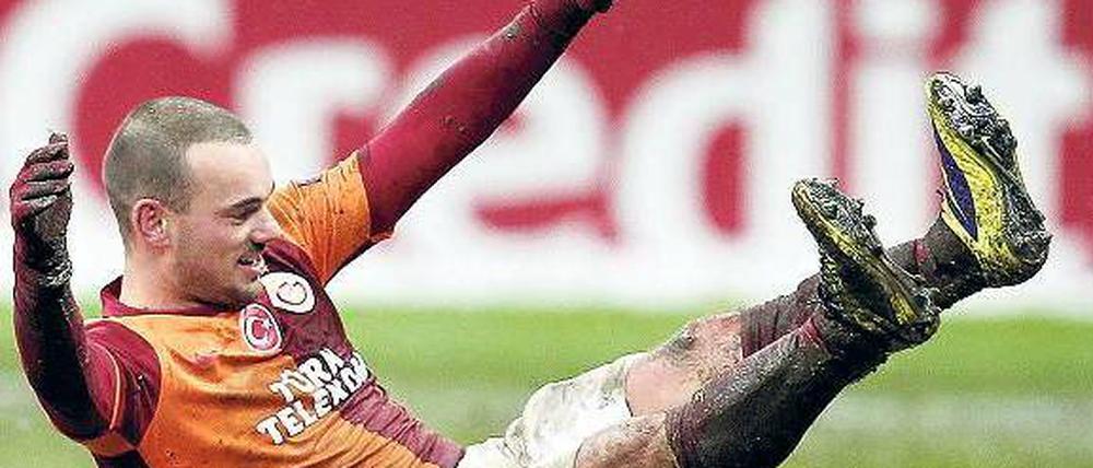 Matsch-Winner. Wesley Sneijder erzielte in der 85. Minute das entscheidende Tor für Galatasaray. Sonst hatte das Spiel aufgrund der Platzverhältnisse nur sehr wenig mit Fußball zu tun. Foto: dpa