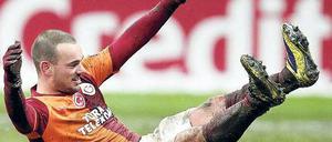 Matsch-Winner. Wesley Sneijder erzielte in der 85. Minute das entscheidende Tor für Galatasaray. Sonst hatte das Spiel aufgrund der Platzverhältnisse nur sehr wenig mit Fußball zu tun. Foto: dpa