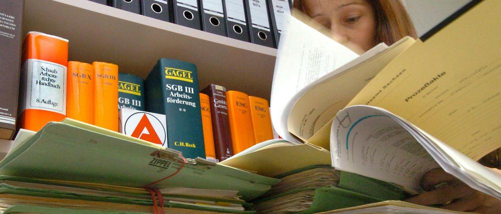 Sachbearbeiterin sortiert Widersprüche gegen Hartz-IV-Bescheide
