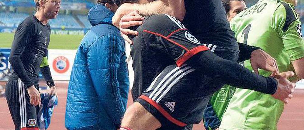 Obenauf im Baskenland. Emre Can hebt Stefan Kießling nach dem Sieg in den Nachthimmel von San Sebastian. Foto: dpa