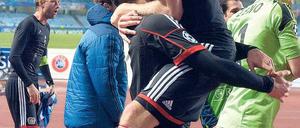 Obenauf im Baskenland. Emre Can hebt Stefan Kießling nach dem Sieg in den Nachthimmel von San Sebastian. Foto: dpa