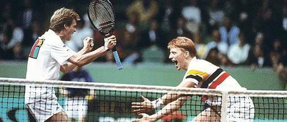 Es ist geschafft. Nach dem 3:2-Sieg im Doppel am 17. Dezember 1988 bejubeln Jelen (l.) und Becker den deutschen Triumph. 