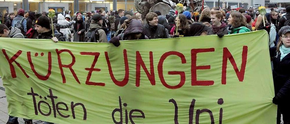 Studierende demonstrieren vor der Uni Jena gegen Kürzungen durch das Land.