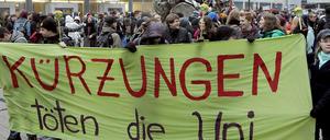 Studierende demonstrieren vor der Uni Jena gegen Kürzungen durch das Land.