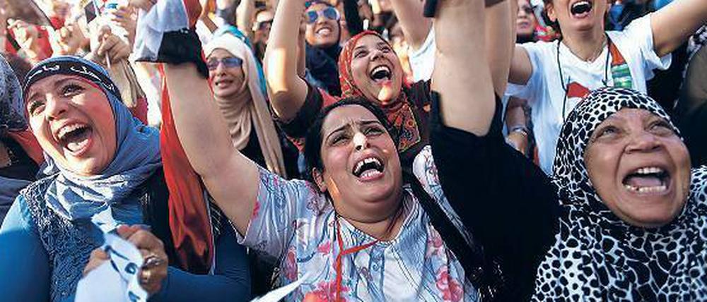 Macht der Verzweiflung. Frauen demonstrieren vor dem Präsidentenpalast in Kairo gegen Mursi und die Muslimbruderschaft. Eine Szene vom Juli dieses Jahres.