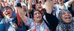 Macht der Verzweiflung. Frauen demonstrieren vor dem Präsidentenpalast in Kairo gegen Mursi und die Muslimbruderschaft. Eine Szene vom Juli dieses Jahres.