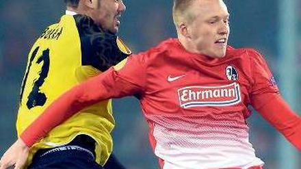 Freiburgs Lorenzoni (r.)