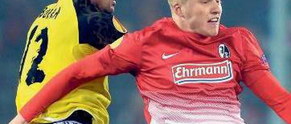 Freiburgs Lorenzoni (r.)