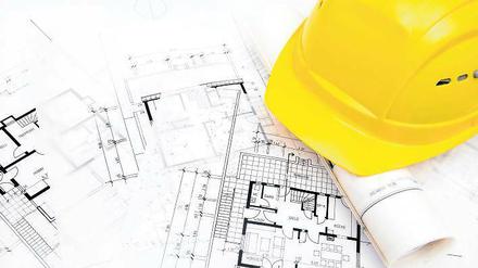 Den Helm auf. Architekten planen und überwachen den Baufortschritt.