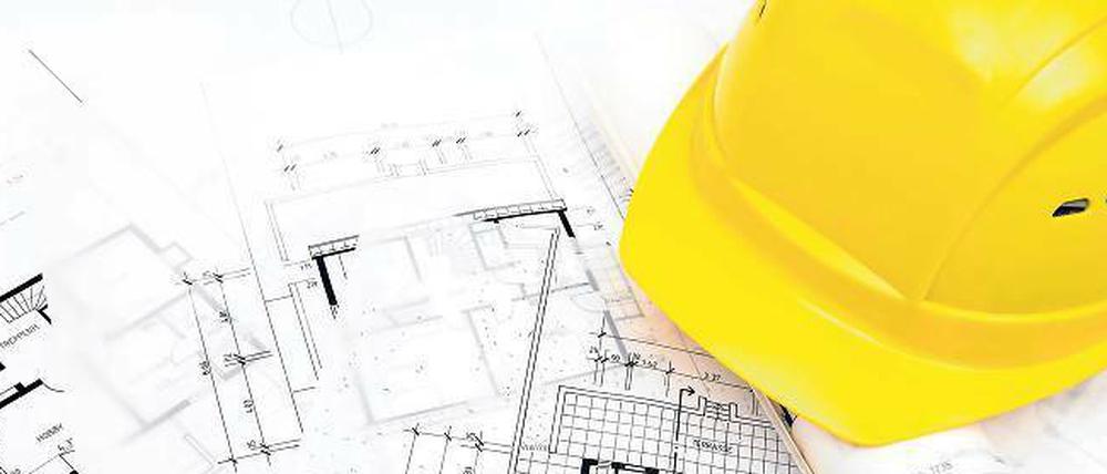 Den Helm auf. Architekten planen und überwachen den Baufortschritt.