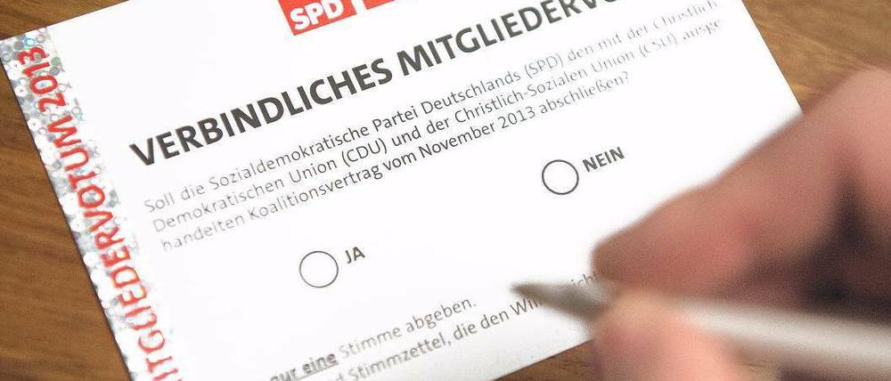 Parteiinterne Demokratie. Auf eine klare Frage erhofft sich die SPD-Führung eine klare Antwort – nämlich die Zustimmung zur großen Koalition. Schon jetzt ist jedenfalls klar, dass die SPD-Mitglieder das Wagnis honorieren, welches Parteichef Sigmar Gabriel mit dem Votum der Basis eingegangen ist. Foto: Maurizio Gambarini/dpa