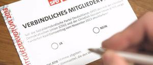 Parteiinterne Demokratie. Auf eine klare Frage erhofft sich die SPD-Führung eine klare Antwort – nämlich die Zustimmung zur großen Koalition. Schon jetzt ist jedenfalls klar, dass die SPD-Mitglieder das Wagnis honorieren, welches Parteichef Sigmar Gabriel mit dem Votum der Basis eingegangen ist. Foto: Maurizio Gambarini/dpa