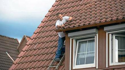 Ziegeldecke kontrollieren. Nasser Dämmstoff isoliert nicht – an feuchten Stellen verliert das Haus Energie.