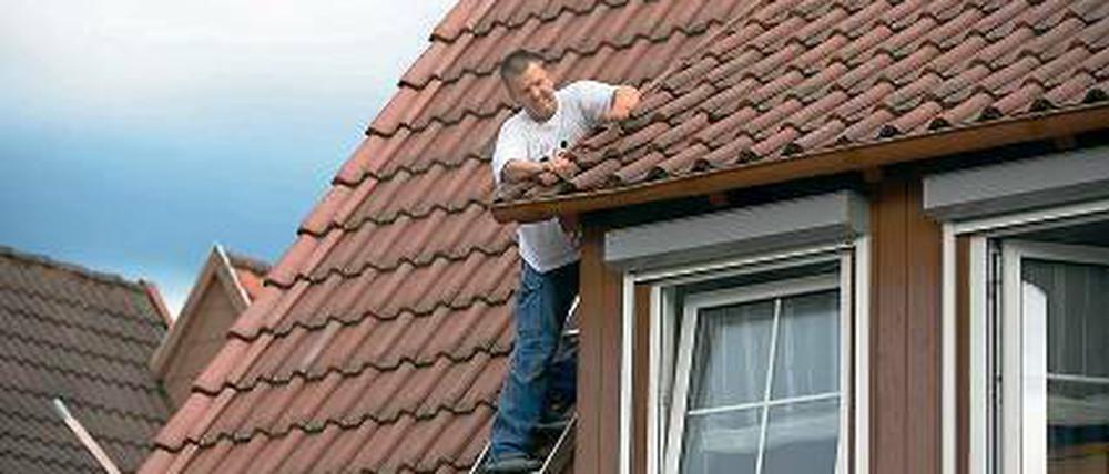 Ziegeldecke kontrollieren. Nasser Dämmstoff isoliert nicht – an feuchten Stellen verliert das Haus Energie.
