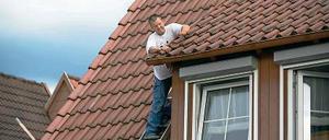 Ziegeldecke kontrollieren. Nasser Dämmstoff isoliert nicht – an feuchten Stellen verliert das Haus Energie.