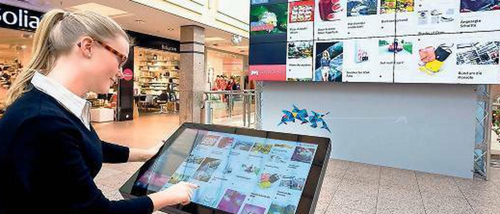 Erst surfen, dann ausschwärmen. ECE betreibt seit dem Frühjahr im Alstertal-Zentrum in Hamburg und im Limbecker Platz in Essen sogenannte Future Labs mit virtuellen Wegeleitsystemen und interaktiven Spielflächen.