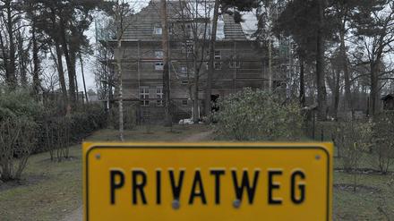 Seit Monaten stocken die Bauarbeiten an Bushidos Villa in Kleinmachnow. Jetzt hat es dort gebrannt.