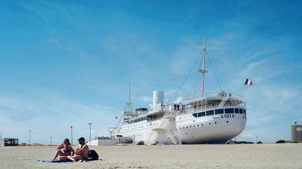 Zur Urlaubszeit bloß nicht auf dem Trockenen sitzen! Frühzeitiges Buchen kann helfen. Ach so, dieses Schiff übrigens ist seit 1967 eine Attraktion im französischen Le Barcares.