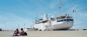 Zur Urlaubszeit bloß nicht auf dem Trockenen sitzen! Frühzeitiges Buchen kann helfen. Ach so, dieses Schiff übrigens ist seit 1967 eine Attraktion im französischen Le Barcares.