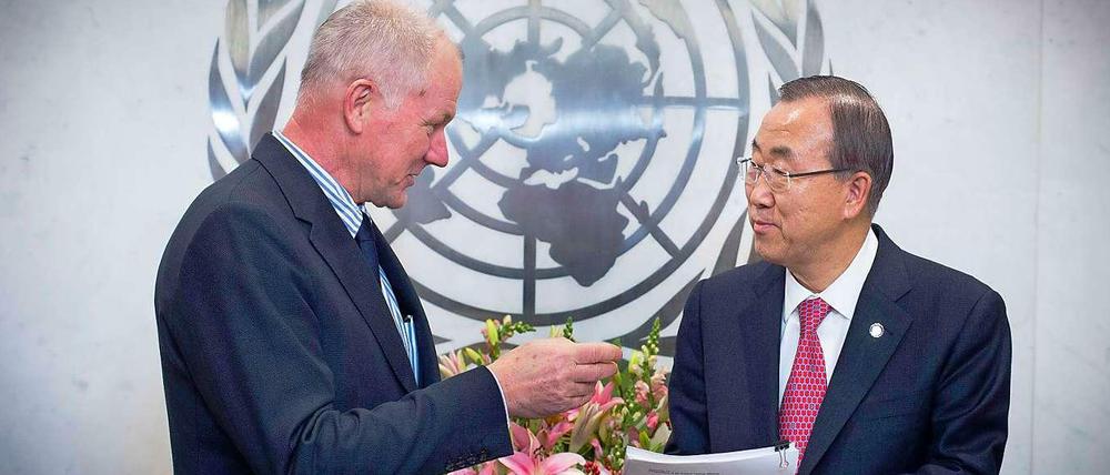 Ake Sellström, Leiter des UN-Chemiewaffen-Teams für Syrien, übergibt den Abschlussbericht zum Chemiewaffeneinsatz an UN-Generalsekretär Ban Ki Moon.