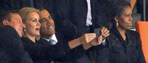 Eines zur Erinnerung: US-Präsident Obama knipst sich mit dem britischen Premier Cameron und der dänischen Ministerpräsidentin Thorning-Schmidt. Michelle ist nicht amüsiert.