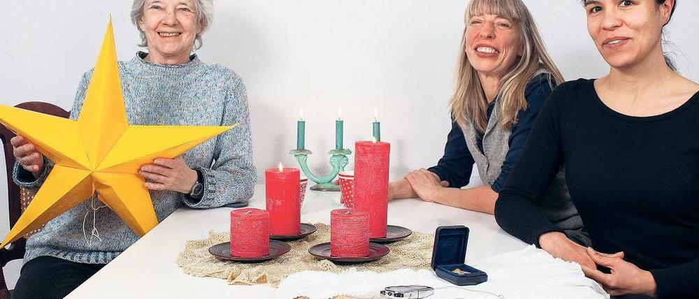 Stern der Weisen. Christa von Reuß mit Sylvia Moss und Synnove Duran. Das soziale Projekt Erzählstation soll jetzt ausgeweitet werden und hofft auf Spenden. Foto: Georg Moritz
