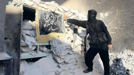 Geländegewinne: Militante Islamisten wie die salafistischen Kämpfer der Al-Nusra-Front versuchen mit allen Mitteln, in Syrien ein Kalifat zu errichten. Foto: Molhem Barakat /Reuters