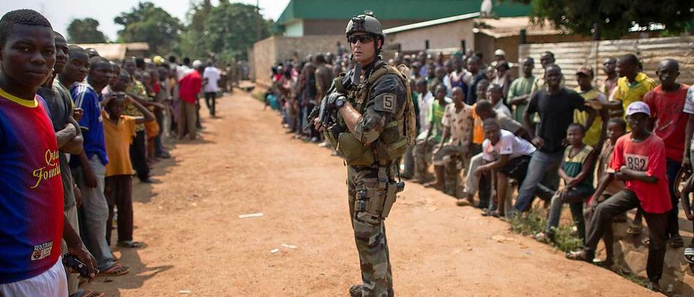 Französische Soldaten durchkämmen die Hauptstadt Bangui nach Waffen. Friedenstruppen und Bevölkerung scheinen sich noch sehr unsicher gegenüber zu stehen. 