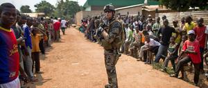 Französische Soldaten durchkämmen die Hauptstadt Bangui nach Waffen. Friedenstruppen und Bevölkerung scheinen sich noch sehr unsicher gegenüber zu stehen. 