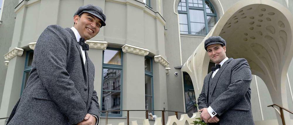 Herzlich willkommen. Zwei „Bellboys“ vor dem Hotel am Steinplatz. Am Montag, 16. Dezember, macht das ursprünglich vor 100 Jahren eröffnete Fünf-Sterne-Haus wieder auf.