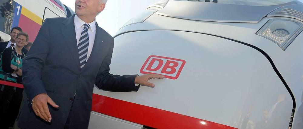 Rüdiger Grube steht vor einem neuen ICE.