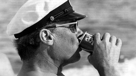 Willy Brandt trinkt Cola - ohne Süßstoff.